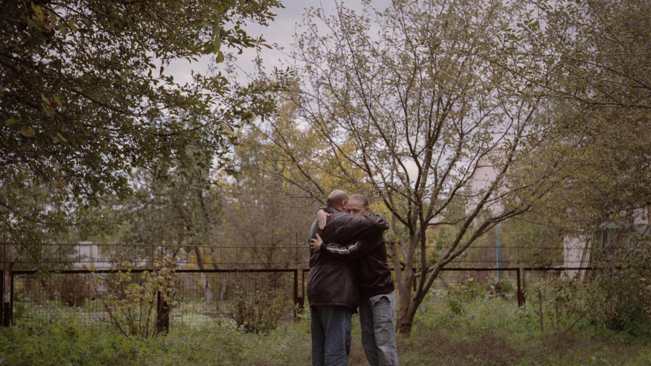 „Perekond“ – kui noored austraallased lähevad Ukrainasse madalaeelarvelist komöödiat tegema